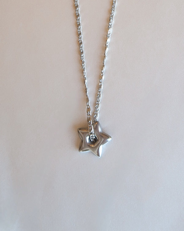 Nervia Puff Star Necklace